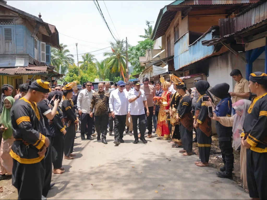 Serahkan Bantuan PERADI